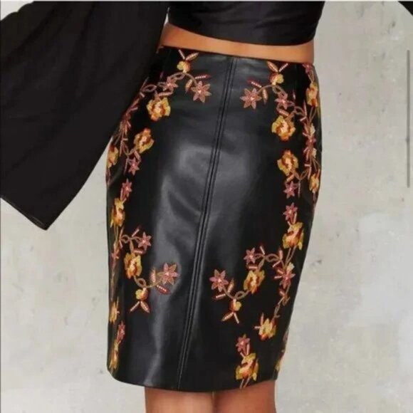 🍂 🍁 Black Leather Floral Leaves Embroidered Pencil Skirt with Center Slit - Picture 4 of 15